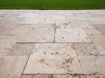 Travertino Rustic con prato