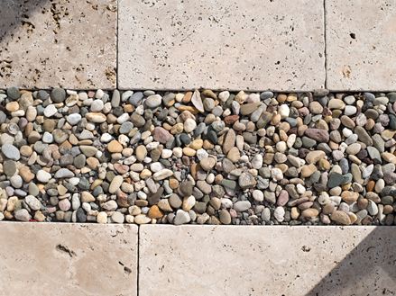 Un contrasto che si adatta: Ghiaia e Travertino Rustic