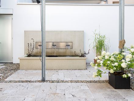 Giochi d'acqua sulla terrazza in travertino