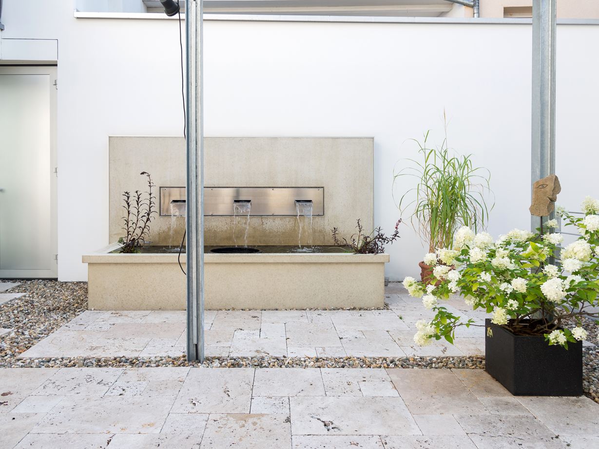 Giochi d'acqua sulla terrazza in travertino