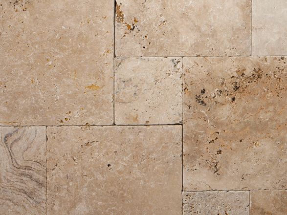 Primo piano di una lastra di travertino Rustic con legatura romana