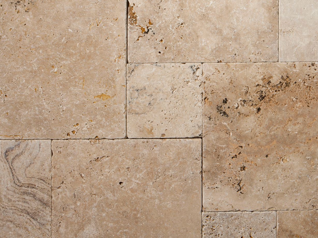 Primo piano di una lastra di travertino Rustic con legatura romana