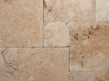 Primo piano di una lastra di travertino Rustic con legatura romana