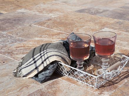 Aperitivo sulla terrazza in travertino di Scabas