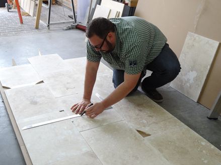 Adalbert Lange segna le imperfezioni delle Piastrelle per poterle tagliare in lastre.