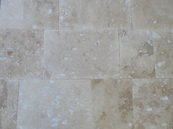 Piastrelle in pietra naturale pronte per la posa in opera come materiale in fogli