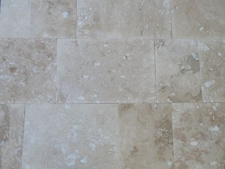 Piastrelle in pietra naturale pronte per la posa in opera come materiale in fogli