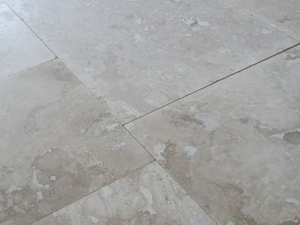 Piastrelle in pietra naturale posate in un legame selvaggio