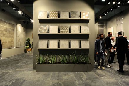 Motivi grafici, look 3D; look cemento, look pietra naturale: una varietà di tendenze a perdita d'occhio.