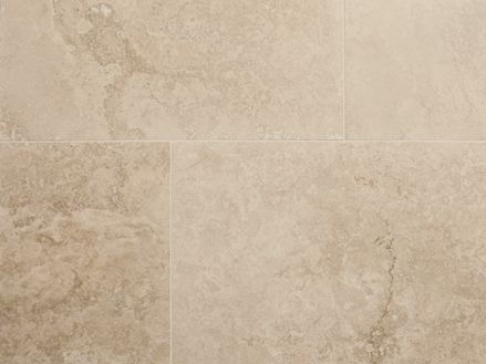Piastrelle in travertino Classic Light nei toni del beige scuro dall'alto