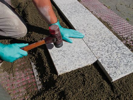 Le lastre sono posate in malta monocellulare su uno strato di base in ghiaia.