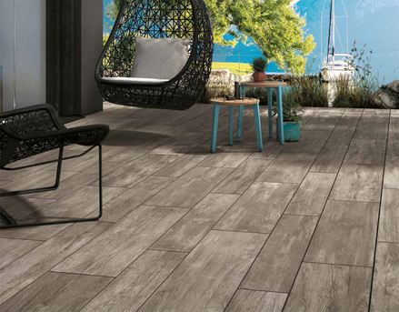 Terrazza con piastrelle in gres porcellanato effetto legno scuro