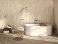Bagno moderno con gres porcellanato beige alle pareti e a pavimento