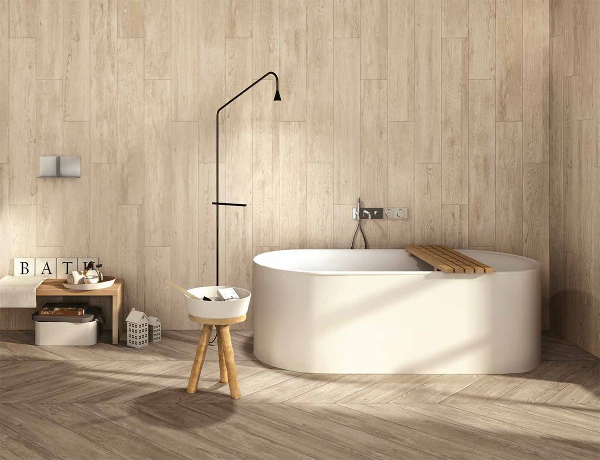 Bagno moderno con gres porcellanato beige alle pareti e a pavimento