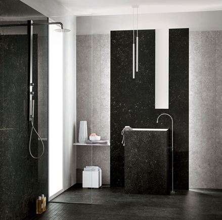 Bagno moderno con piastrelle in gres porcellanato chiare e scure