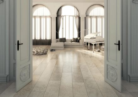 Antico edificio con doppie porte e pavimento in piastrelle di pietra chiara