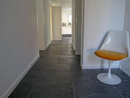 Piastrelle di ardesia nera nel corridoio