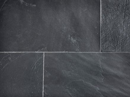 Primo piano di piastrelle in ardesia Black Rustic posate in antracite con fughe chiare