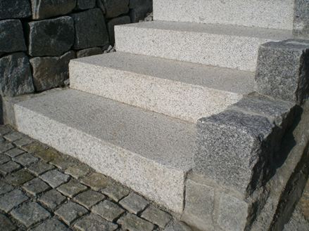 Gradino a blocco di granito Sezuan Bianco bocciardato