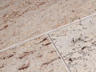Piastrelle in granito Shivakashi lucidate in beige con inclusioni scure
