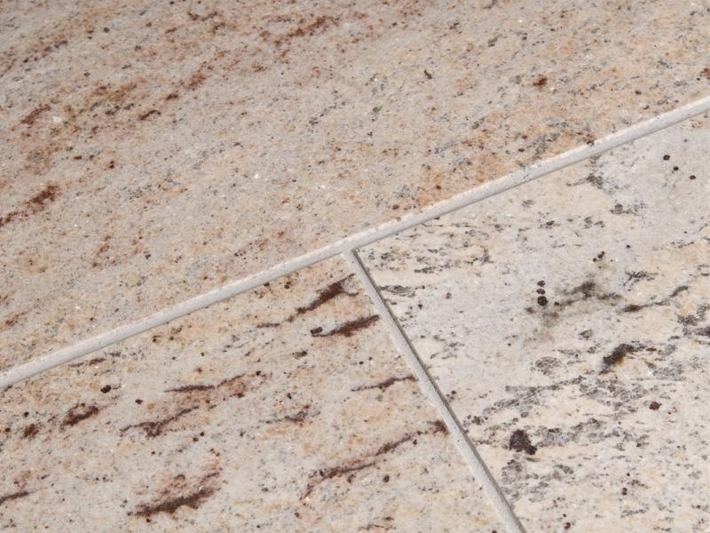 Piastrelle in granito Shivakashi lucidate in beige con inclusioni scure