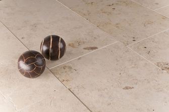 Primo piano della pietra calcarea gialla del Giura con due sfere decorative