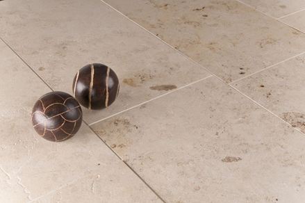 Primo piano della pietra calcarea gialla del Giura con due sfere decorative