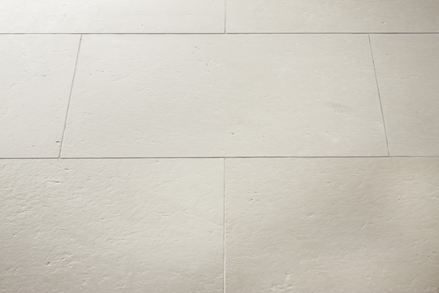 Pietra calcarea Miros con superficie spazzolata in beige chiaro