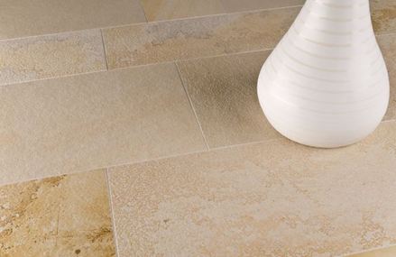 Pietra calcarea di Solnhofen con vaso decorativo bianco