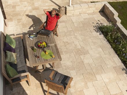 Foto cliente Medium-SELECT-RV-terrace-vista dall'alto-uomo-al-tavolo