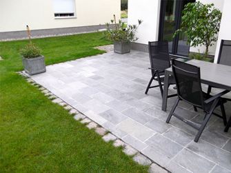 Foto del cliente: lastre di quarzite Kavalas, segate e spaccate, posate su una terrazza