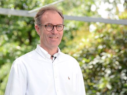 Foto dell'architetto della casa di campagna sulla terrazza in tempo di sole
