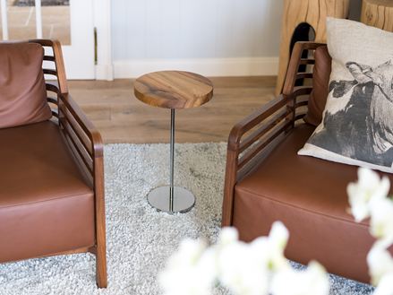 Mobili moderni con orchidea in primo piano