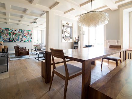 Zona giorno a pianta aperta, arredamento moderno