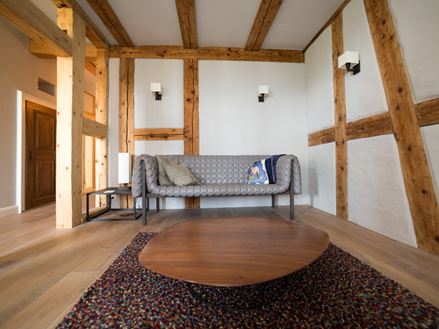 Camera con travi a vista e pavimento in legno