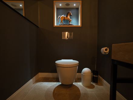 Bagno nero con piastrelle in travertino