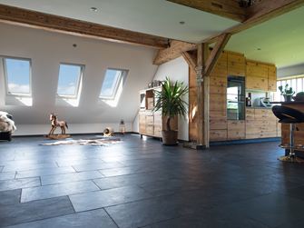 Il vecchio ama il nuovo e il legno e l'ardesia creano un effetto WOW!