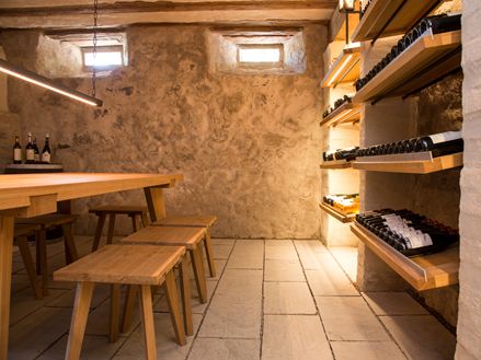 Cantina per vini con lastre di arenaria Kandla Grey