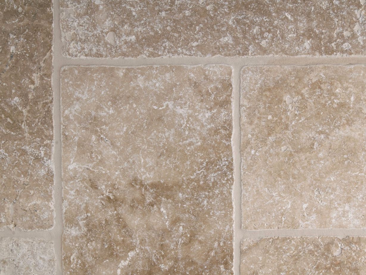 Piastrelle in travertino Medium, burattate, primo piano