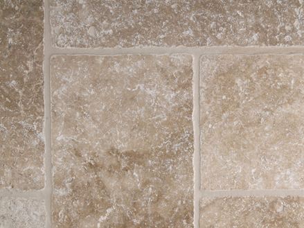 Piastrelle in travertino Medium, burattate, primo piano