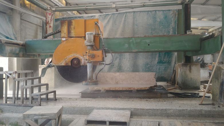 Sega XL: una sega circolare per blocchi viene utilizzata per la lavorazione della pietra naturale massiccia.