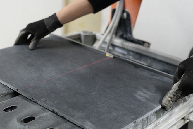 La pietra naturale può essere tagliata con precisione utilizzando un laser o una scala di misurazione.