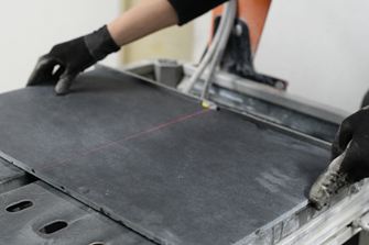 La pietra naturale può essere tagliata con precisione utilizzando un laser o una scala di misurazione.