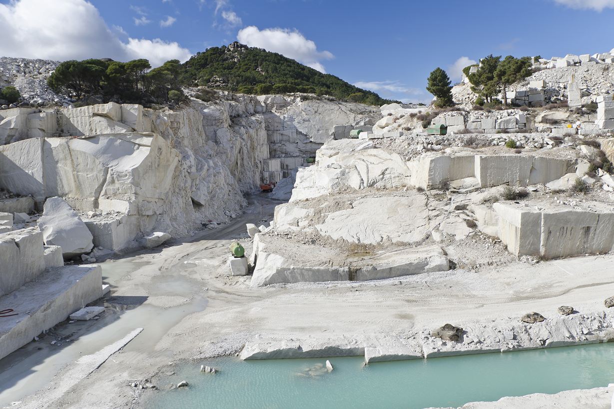 Cava al sole, un lago davanti a sé