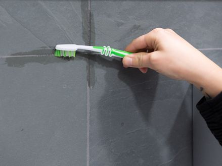 Pulizia delle articolazioni con uno spazzolino da denti