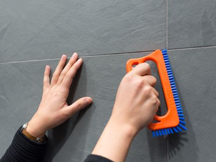Fuginator - spazzola per la pulizia dei giunti