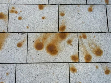 Lastre di granito con efflorescenze e macchie di ruggine