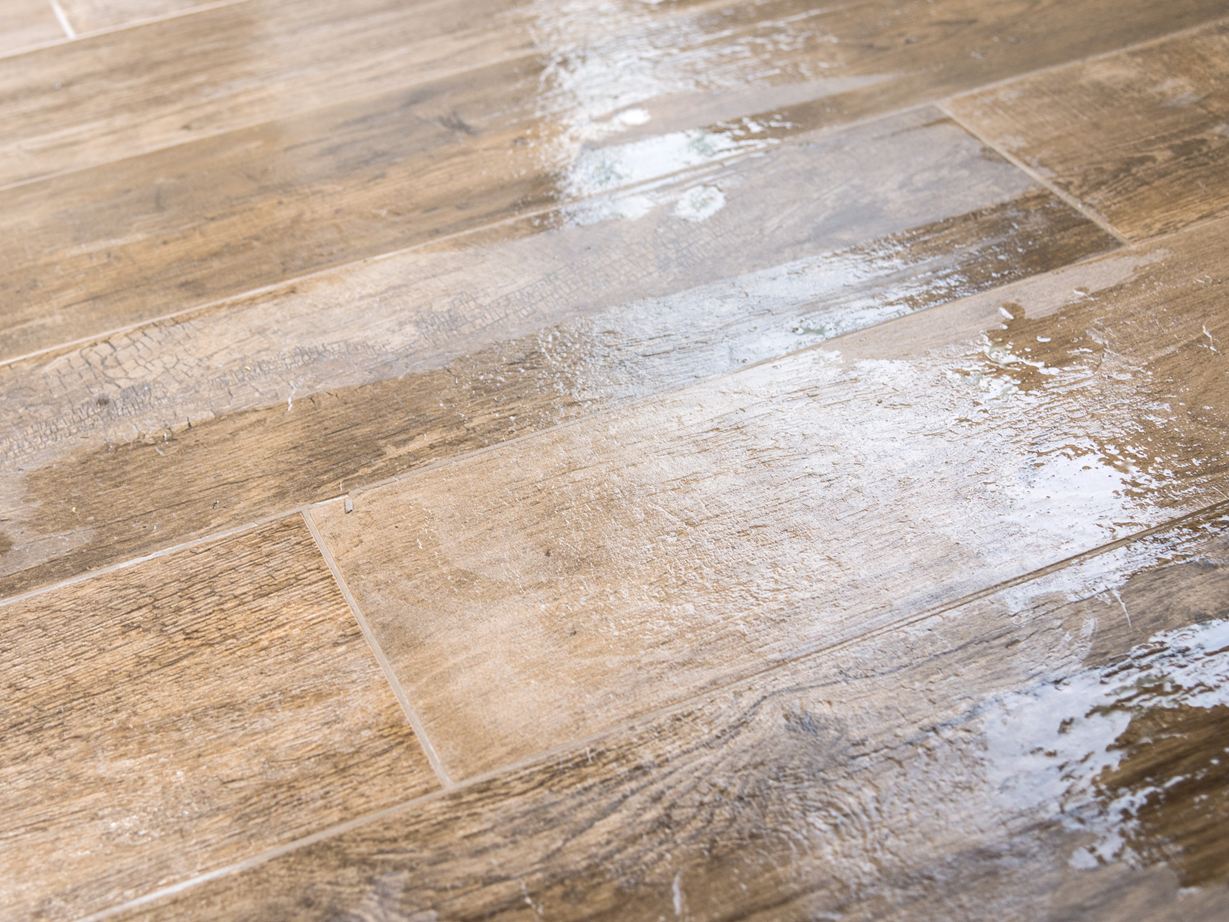 Pavimento in pietra fine bagnato dopo la pulizia