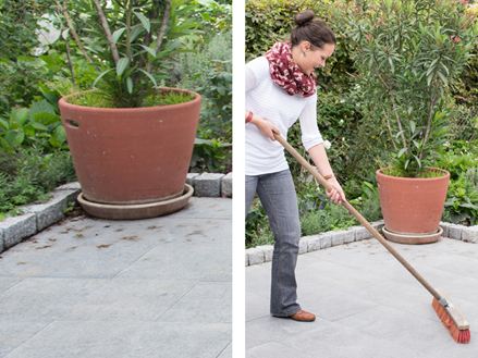 Spazzare via i residui vegetali dalla terrazza