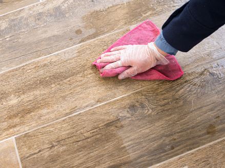 Pulizia delle piastrelle effetto legno Indie Nova